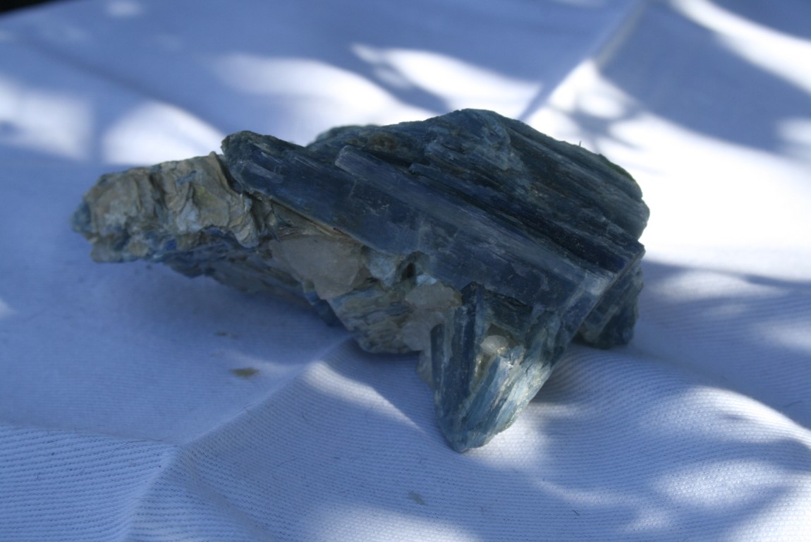 Kyanite connecting with Nature, telepathy and empathy 4882